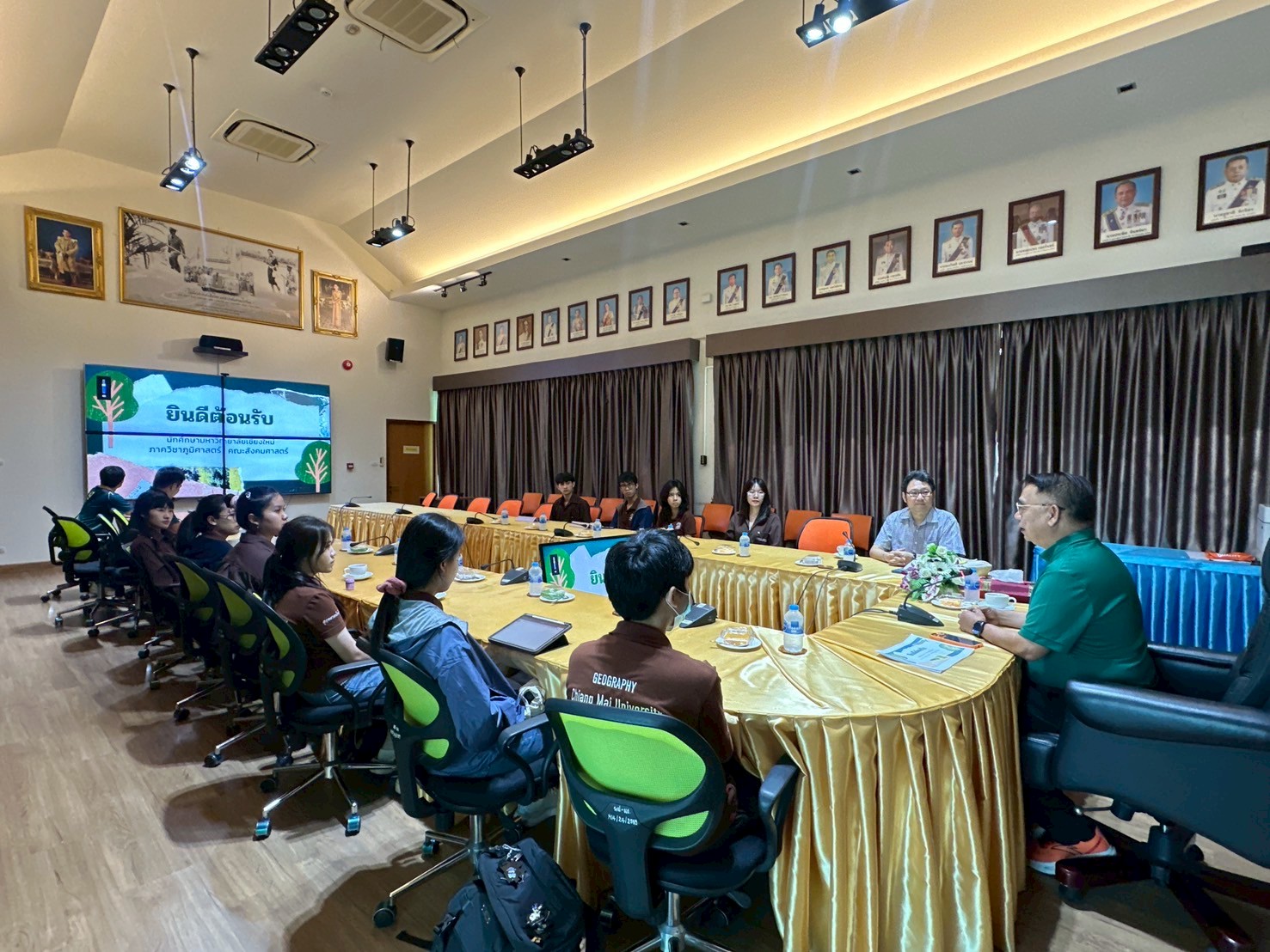 ผู้อำนวยการโครงการส่งน้ำและบำรุงรักษาแม่แฝก-แม่งัดสมบูรณ์ชล ให้การต้อนรับคณะนักศึกษาภาควิชาภูมิศาสตร์  มหาวิทยาลัยเชียงใหม่ ในโอกาสเข้าศึกษาดูงานและเยี่ยมชมเขื่อนแม่งัดสมบูรณ์ชล  