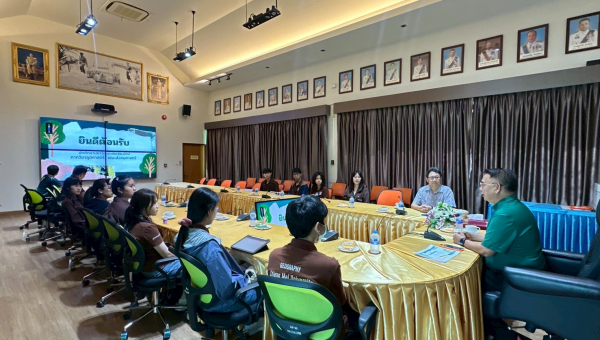 ผู้อำนวยการโครงการส่งน้ำและบำรุงรักษาแม่แฝก-แม่งัดสมบูรณ์ชล ให้การต้อนรับคณะนักศึกษาภาควิชาภูมิศาสตร์  มหาวิทยาลัยเชียงใหม่ ในโอกาสเข้าศึกษาดูงานและเยี่ยมชมเขื่อนแม่งัดสมบูรณ์ชล  